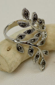 Retro Leaf Ring