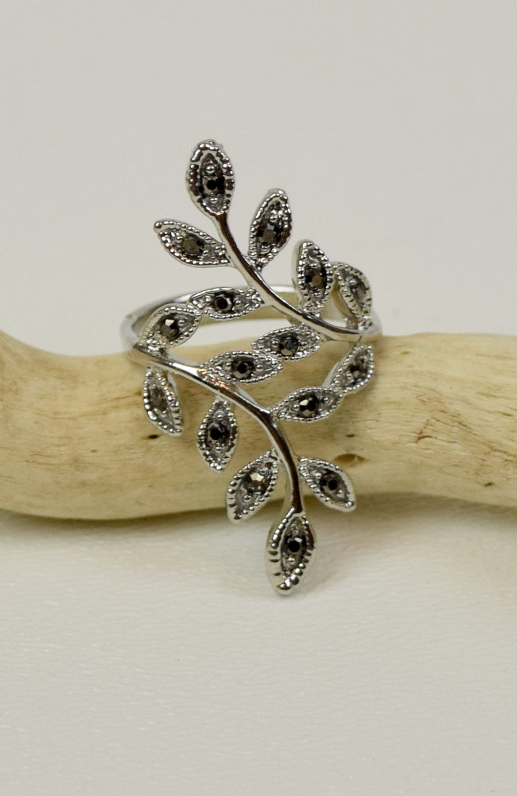 Retro Leaf Ring